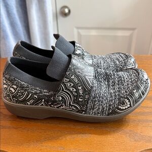 Traq by Alegria Paisley Black and Gray Nursing Clogs Mules